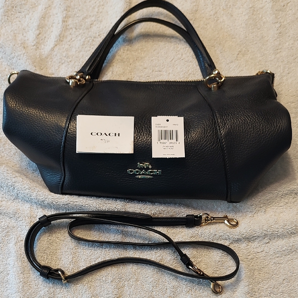 Coach Black Shoulder Bag with Sleek Design